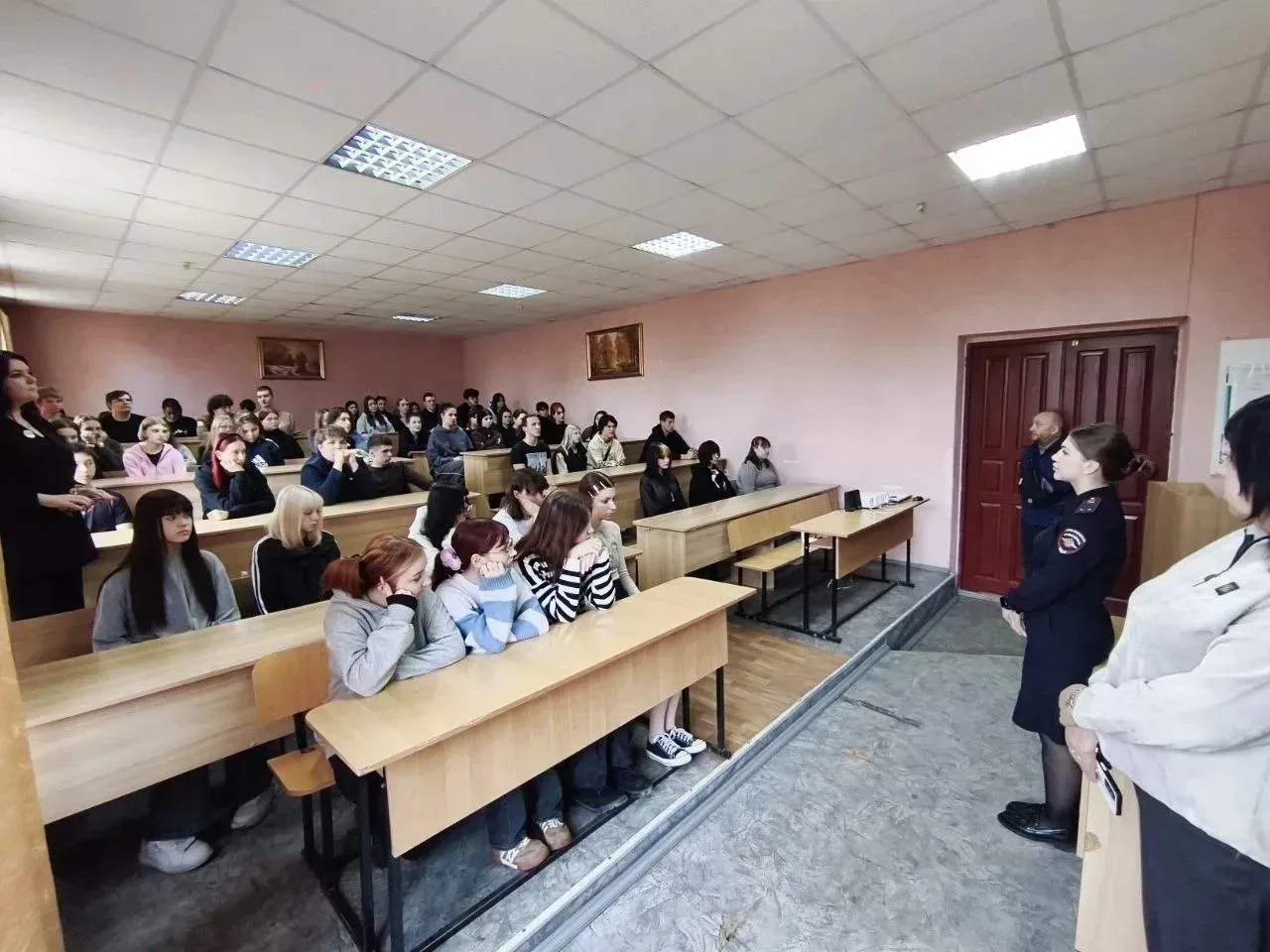 Подросток и правонарушения: как не стать жертвой вербовщиков. Важные беседы в Донецком колледже экон