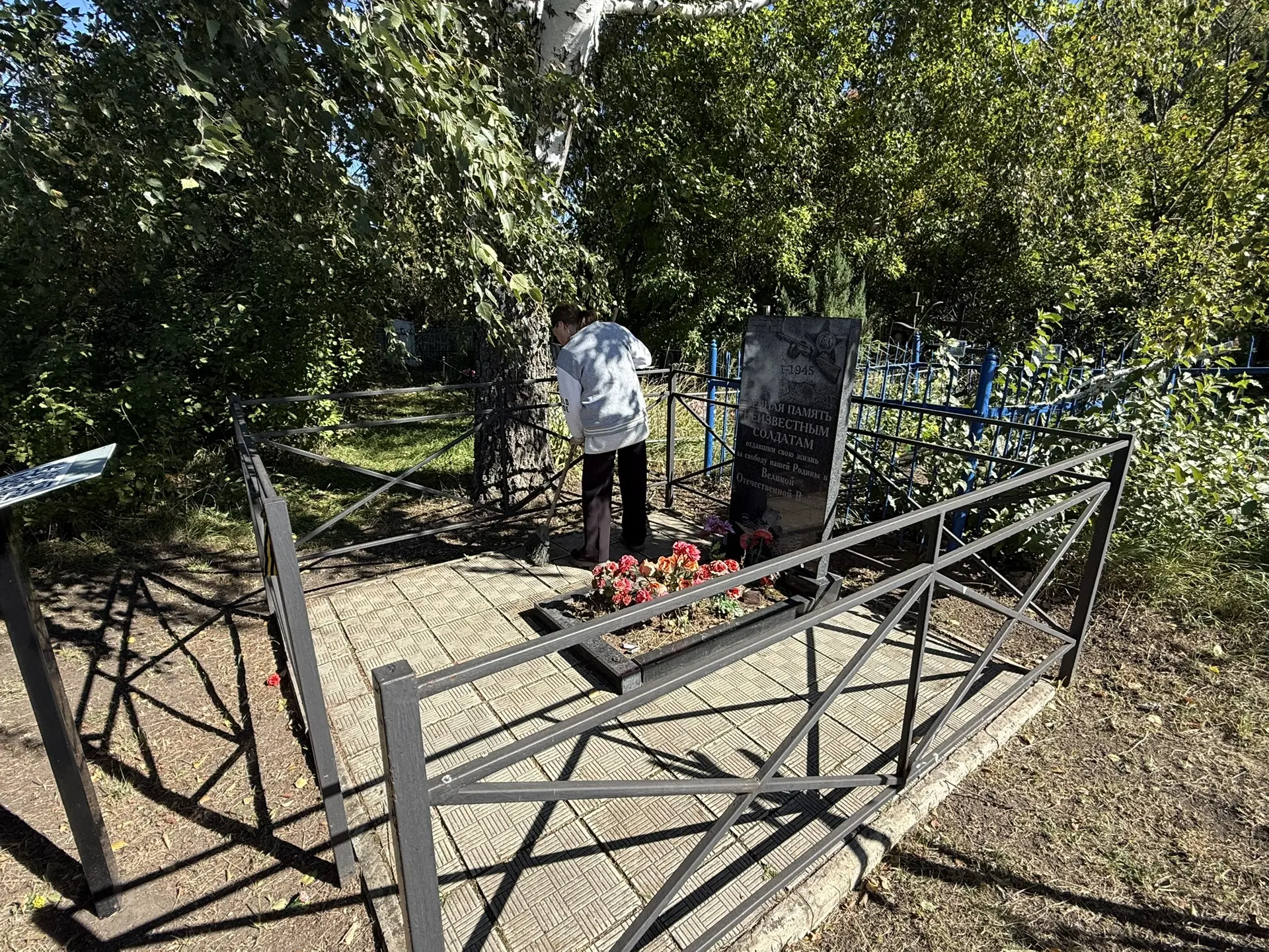 Память, которую мы храним: обучающиеся МКОУ «СШ № 14» привели в порядок территорию обел...