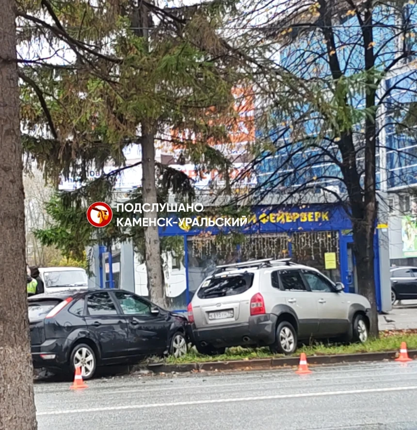 ❗ Оказались на газоне: в Каменске-Уральском ДТП на проспекте Победы, сообщает подписчик...