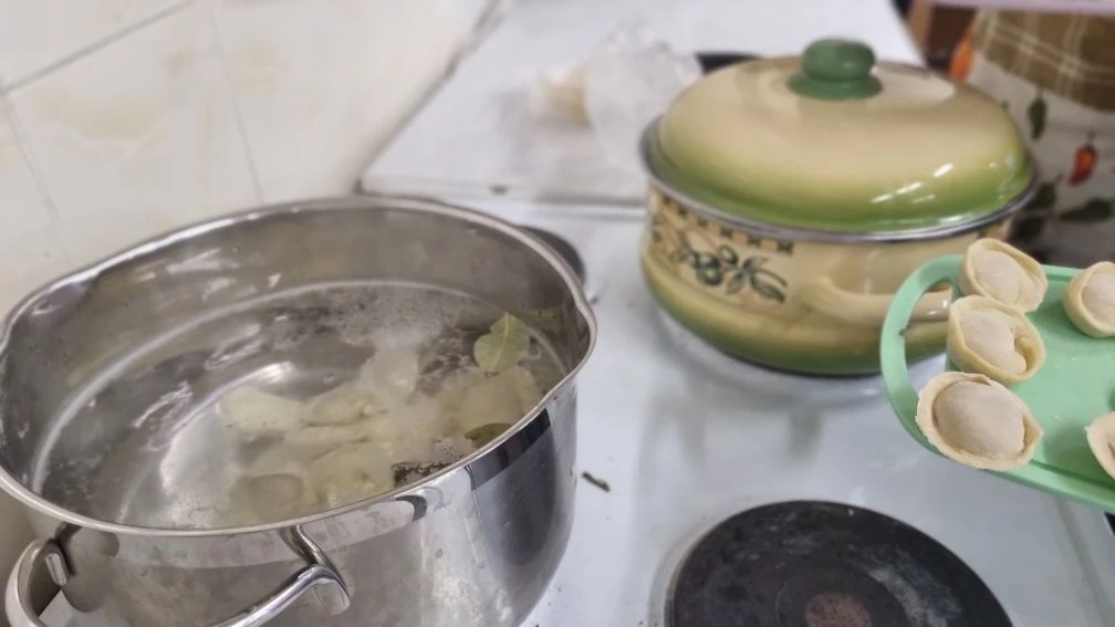 🥟  Пока мальчики осваивают столярное дело, в соседнем кабинете технологии творится самое настоящее к