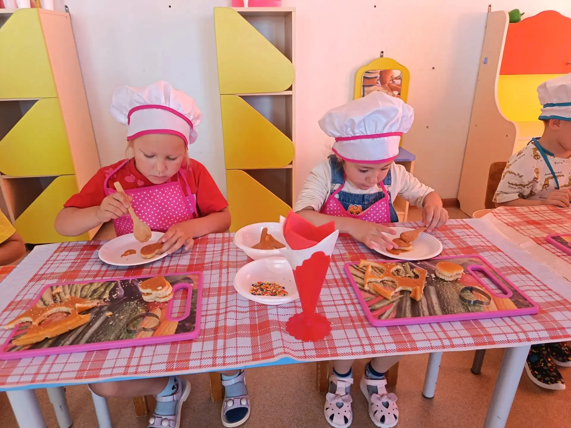 🍭 Сегодня наши ребята превратились в настоящих шеф-поваров 👨‍🍳 и посетили занятие платной студии 