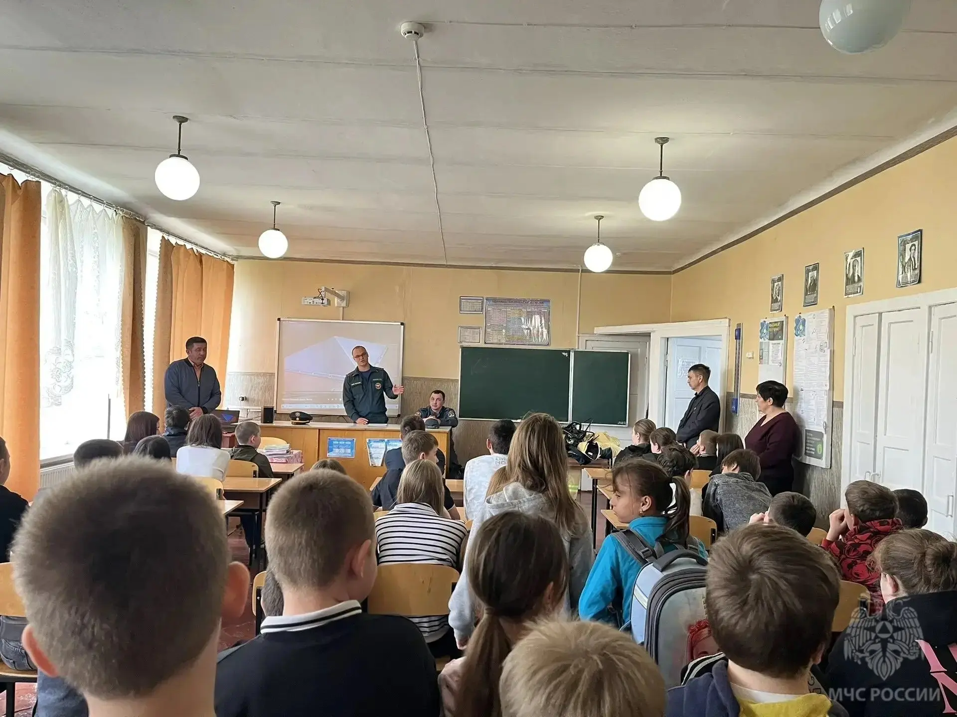 Каникулы должны быть безопасными  Традиционно в конце учебного года сотрудники МЧС России Новопсковс