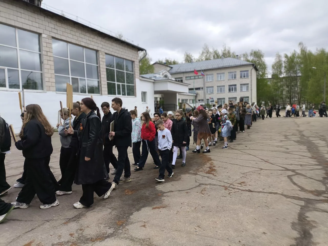 НАШ БЕССМЕРТНЫЙ ПОЛК  9 мая – день в нашей стране особенный. Это и праздник, и печаль одновременно. 