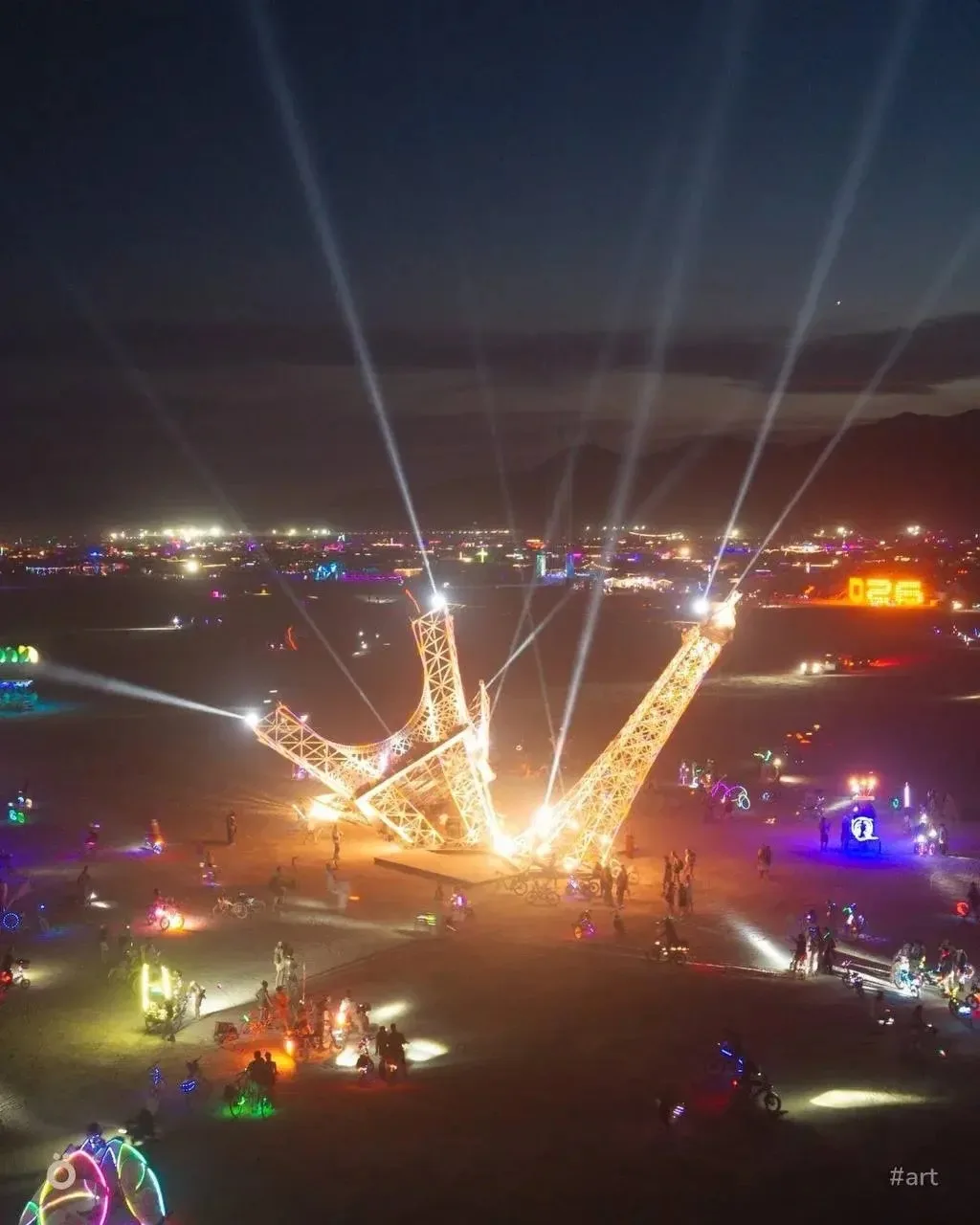 🇺🇸 «Эйфелева башня» рухнула посреди пустыни на Burning Man!