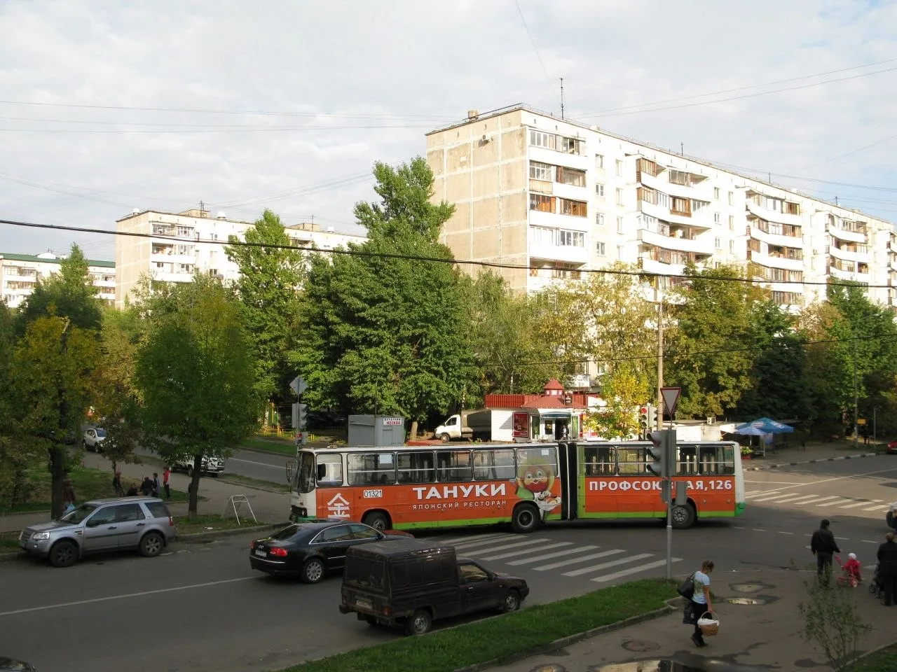 📸 Перекрёсток Большой Очаковской улицы и улицы Пржевальского в 2010 году. В кадре — зн...