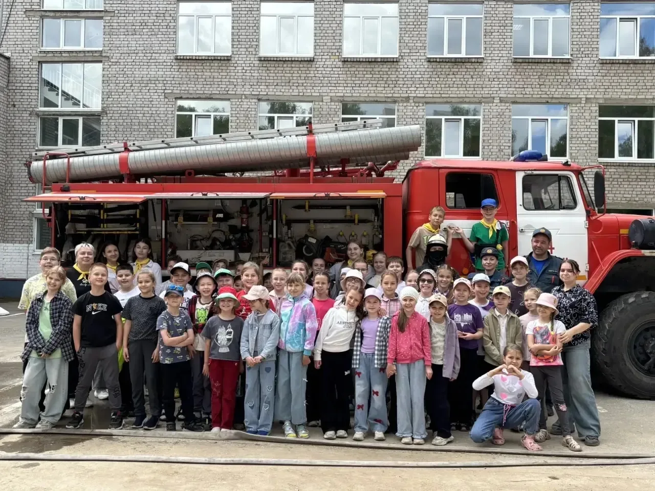 🚒 Пожарная машина приехала в гости в пришкольный лагерь «Родничок».