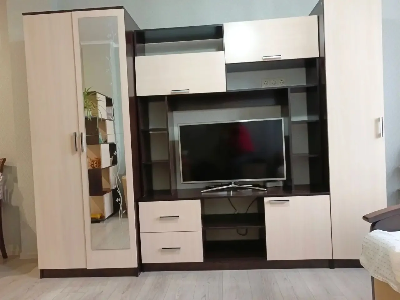 Продаю стенку, в отличном состоянии, размер 2700*2100*540мм, цена 9 т.р. Тел. 89186855171