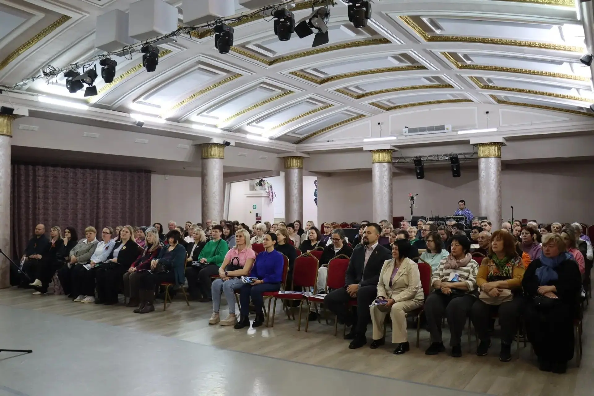 🤝Александр Коган встретился с коллективом Культурно-творческого центра: говорили о развитии округа, 