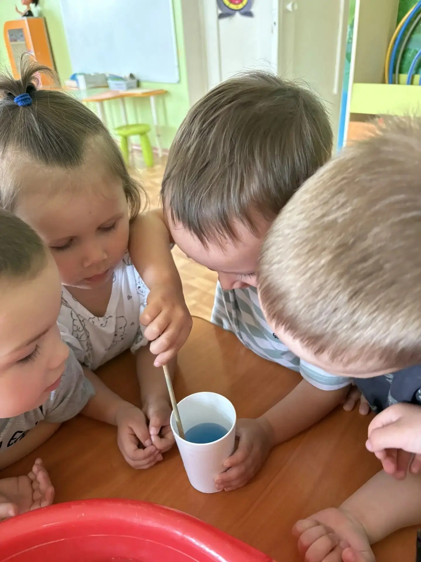 Кызыксыну көне
3 июньдә “Дельфиннар” төркемендә кызыксыну көне узды. Балалар һава һәм суның үзлекләр