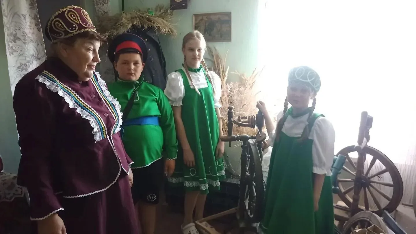 Сотрудники Почтовского СДК провели экскурсию для детей в музее казачества  — и это был ...