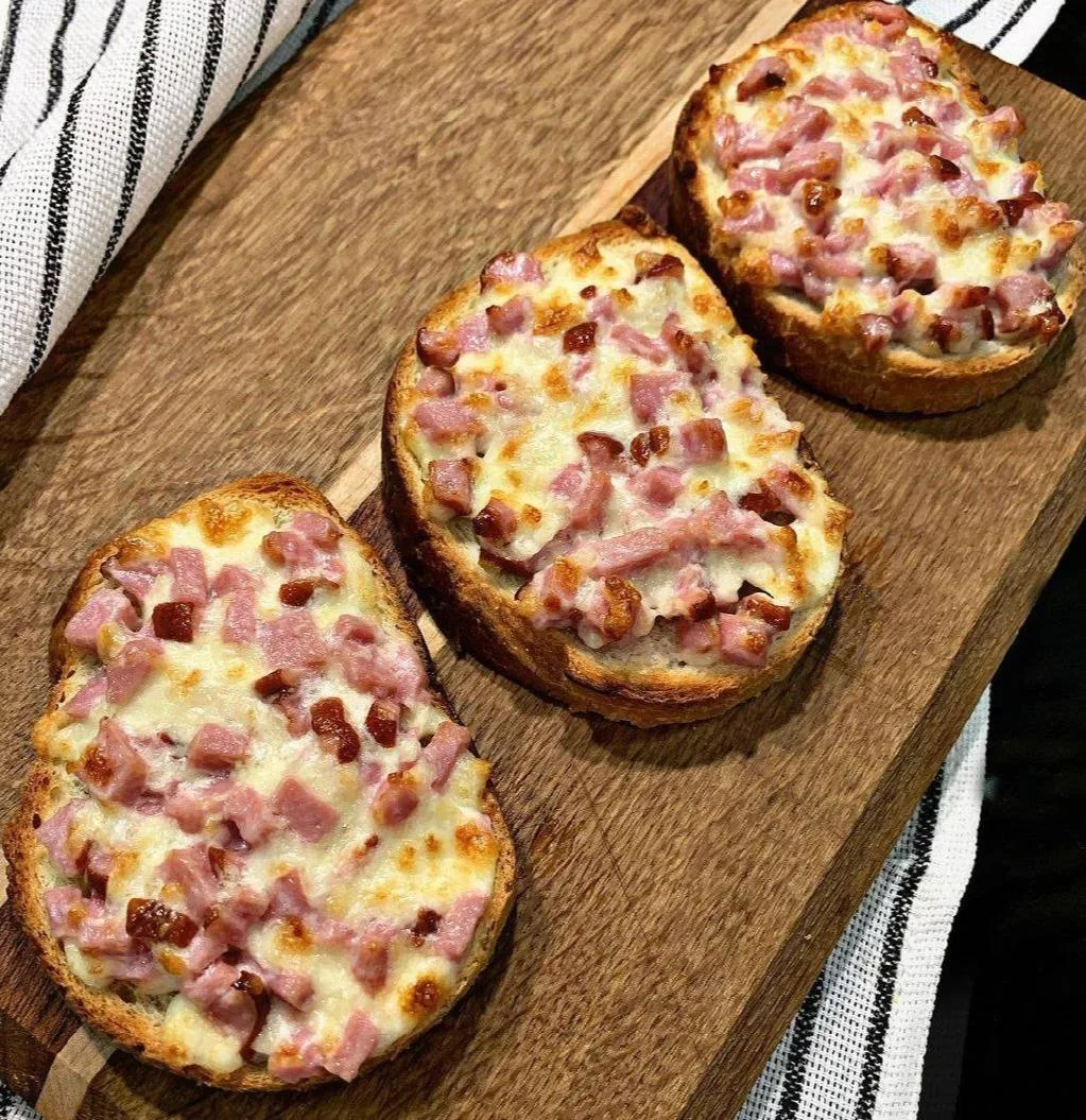 Горячие бутерброды с колбасой и сыром в духовке