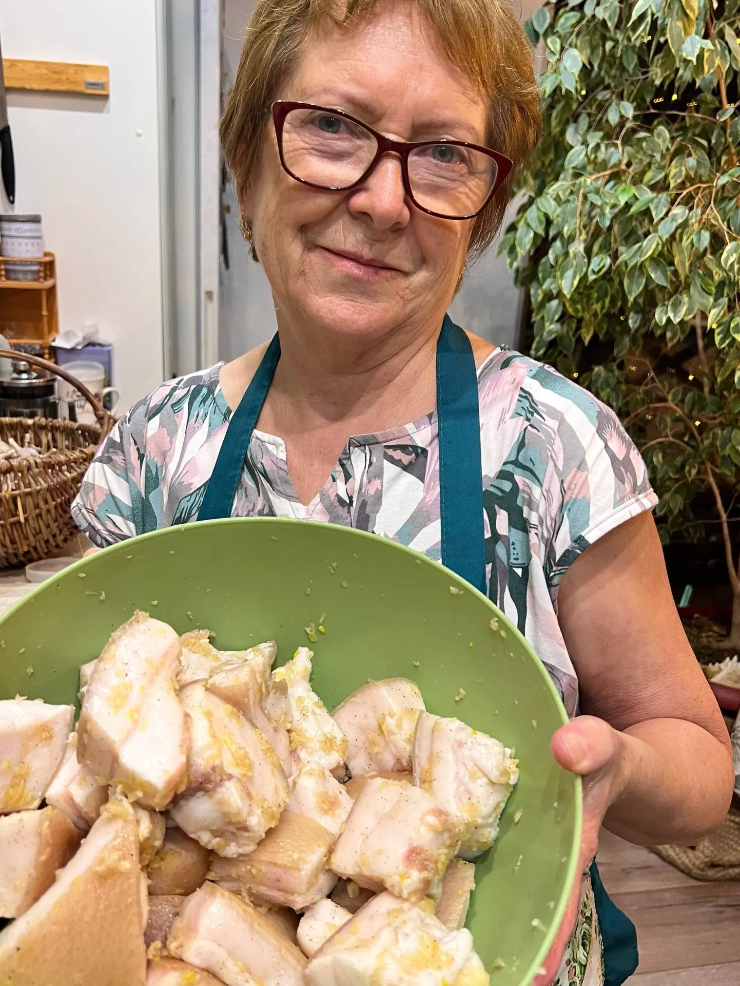 Настоящая леди между брускеттой с анчоусом и куском хлеба с салом всегда выберет, конеч...