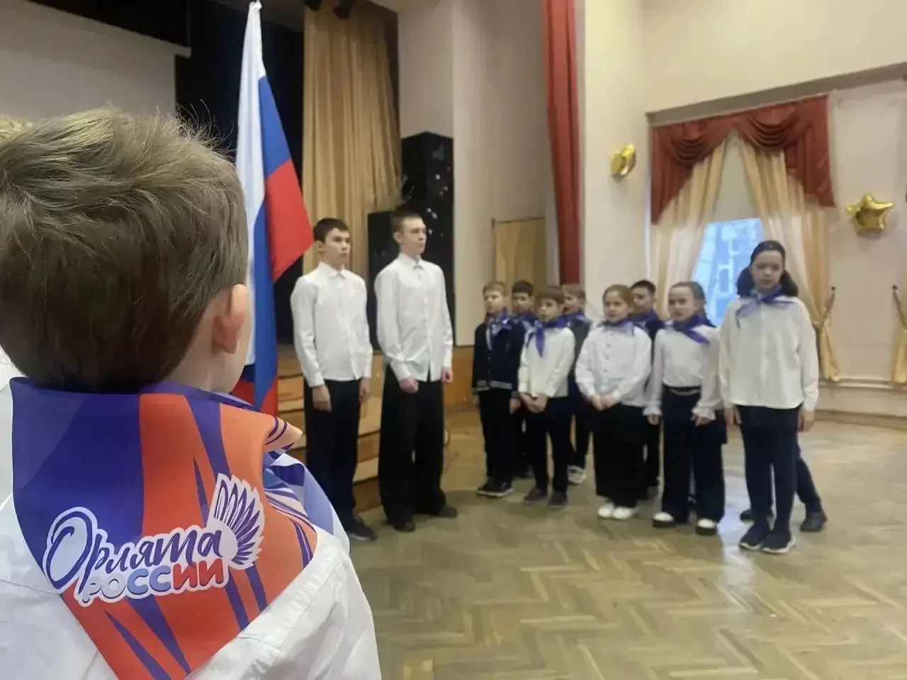 Начало новой недели по традиции – линейка, гимн России и Церемония выноса Государственного флага Рос