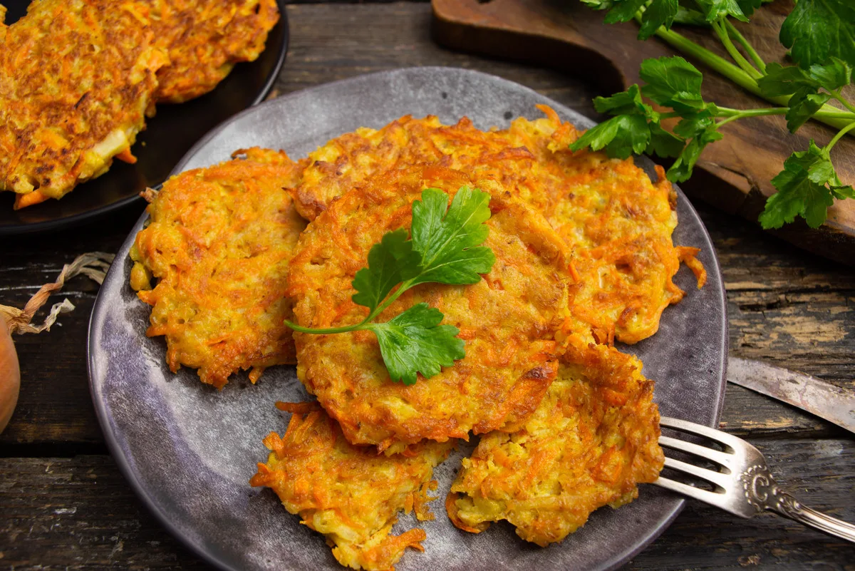 Бюджетный рецепт — морковные оладьи с геркулесом и луком. Несмотря на дешевизну, получа...