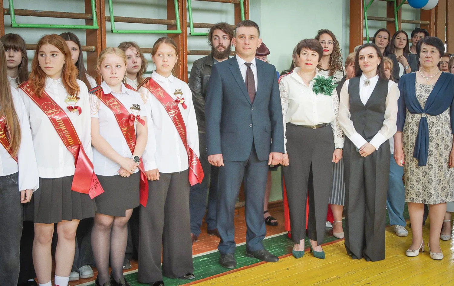 Брянские выпускники прощаются со школой