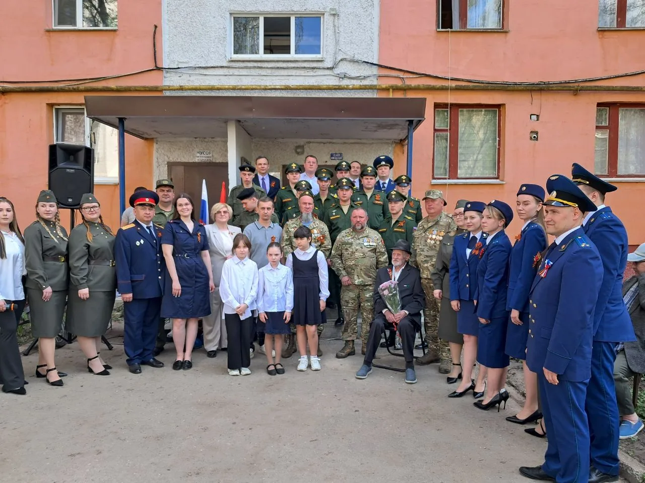 🏅В преддверии Дня победы у дома участника Великой Отечественной войны Александра Семён...