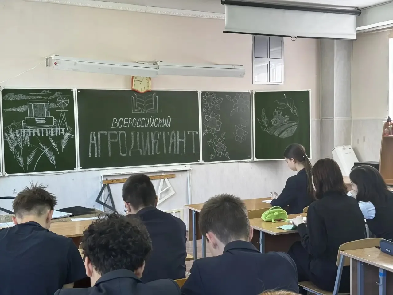 С большой гордостью и радостью делимся с вами замечательной новостью!  Наши восьмиклассники вместе с