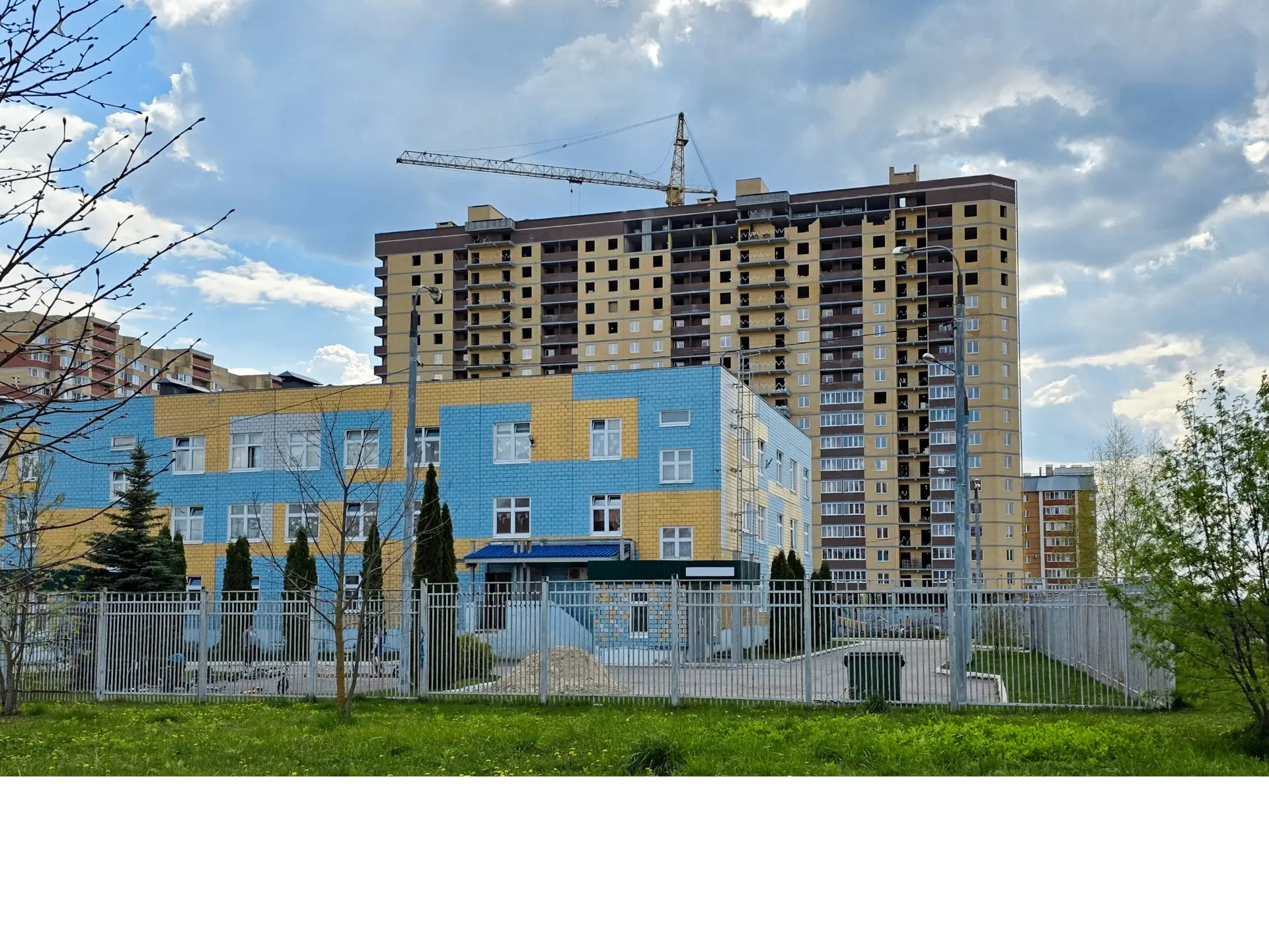 В «Орбите-2» закрыли фасад кирпичом (а если быть точным, судя по свежим фотографиям, готовность фаса