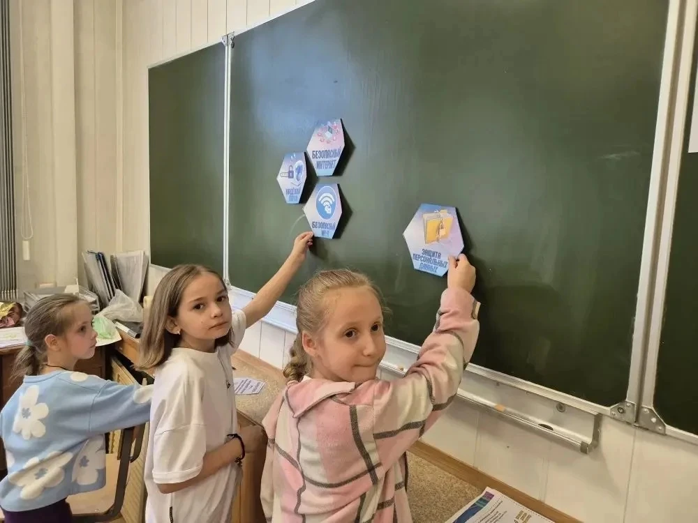 Сегодня в рамках"Единого дня безопасности " в ДОЛ « Бригантина»прошла  беседа   "Безопасный Интернет