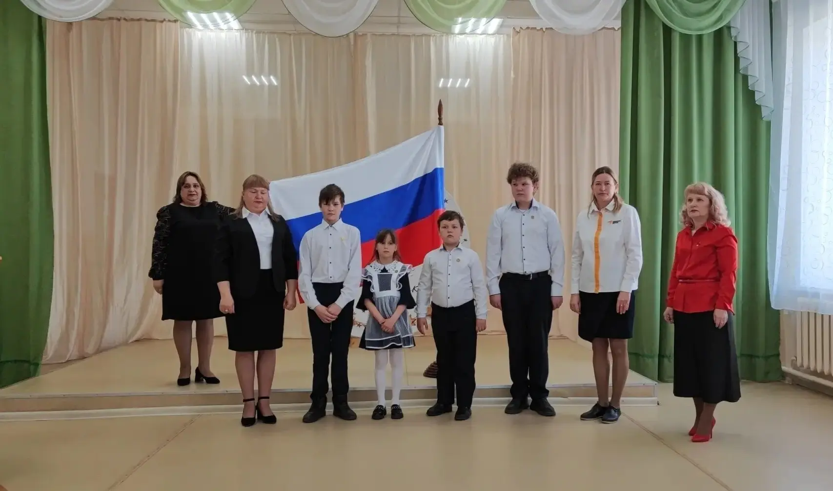 📌В стенах нашей школы в торжественной обстановке детям участников специальной военной ...