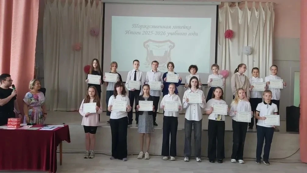 🎓 Итоговые торжественные линейки в лицее: год достижений и новых побед!  В лицее в корпусе "А" прошл