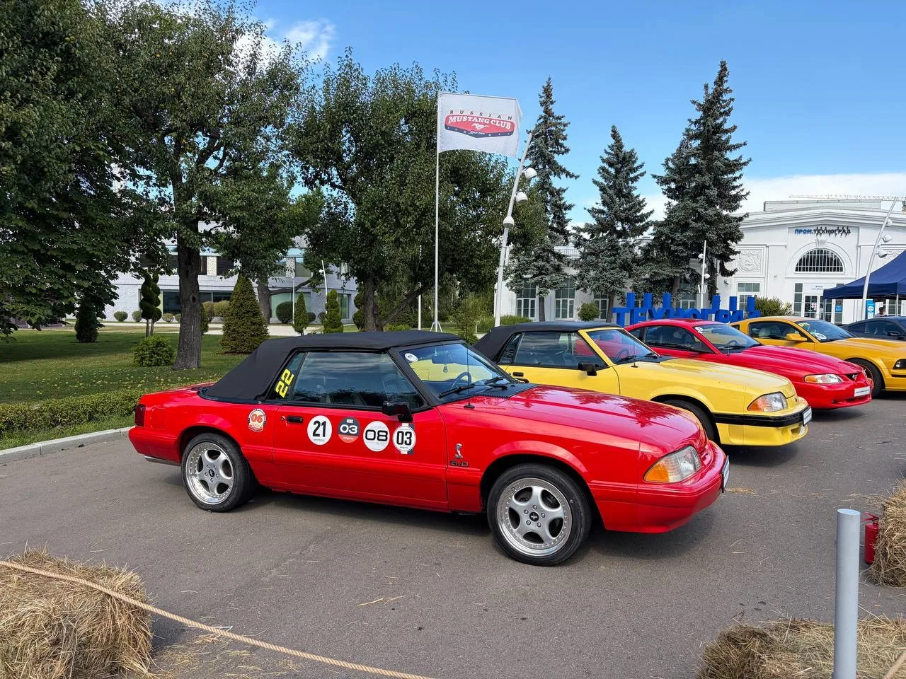 В Москве на ВДНХ проходит автофестиваль «Продвижение». Множество самых разных машин — о...
