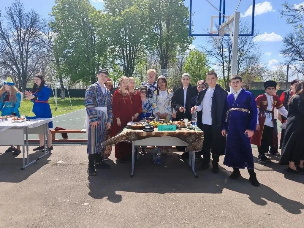 В МБОУ ООШ № 9 имени А.П .Маресьева.,прошло масштабное мероприятие 🎊, посвящённое ярмарке народов и 