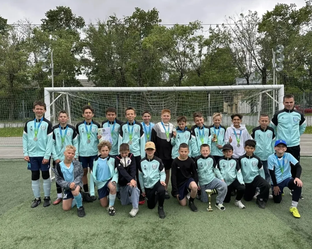 ⚽️ СЕРЕБРЯНЫЙ ТРИУМФ НА «КОЖАНОМ МЯЧЕ»: НАШИ ФУТБОЛИСТЫ — В ЧИСЛЕ ЛУЧШИХ В КРАЕ! 🥈⚽️