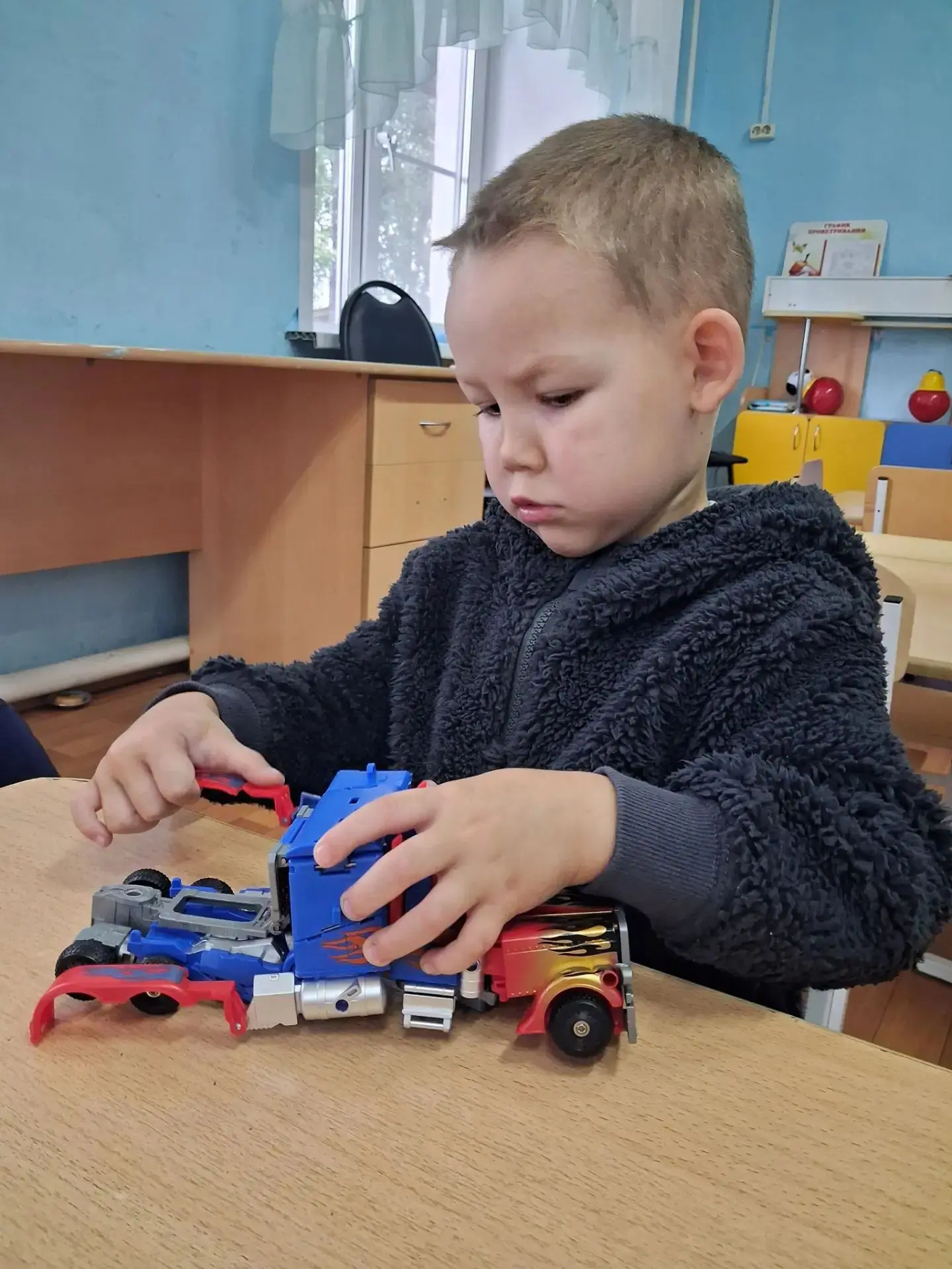 Скрежет пластика, три секунды — и вот уже не машина, а робот! 🤖