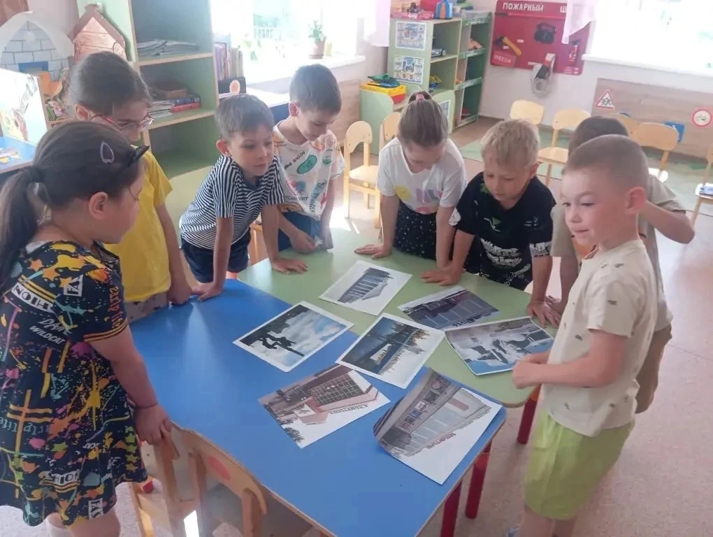 В группе «Веселые ребята» прошла беседа «Мой родной город». Дети рассматривали достопримечательности