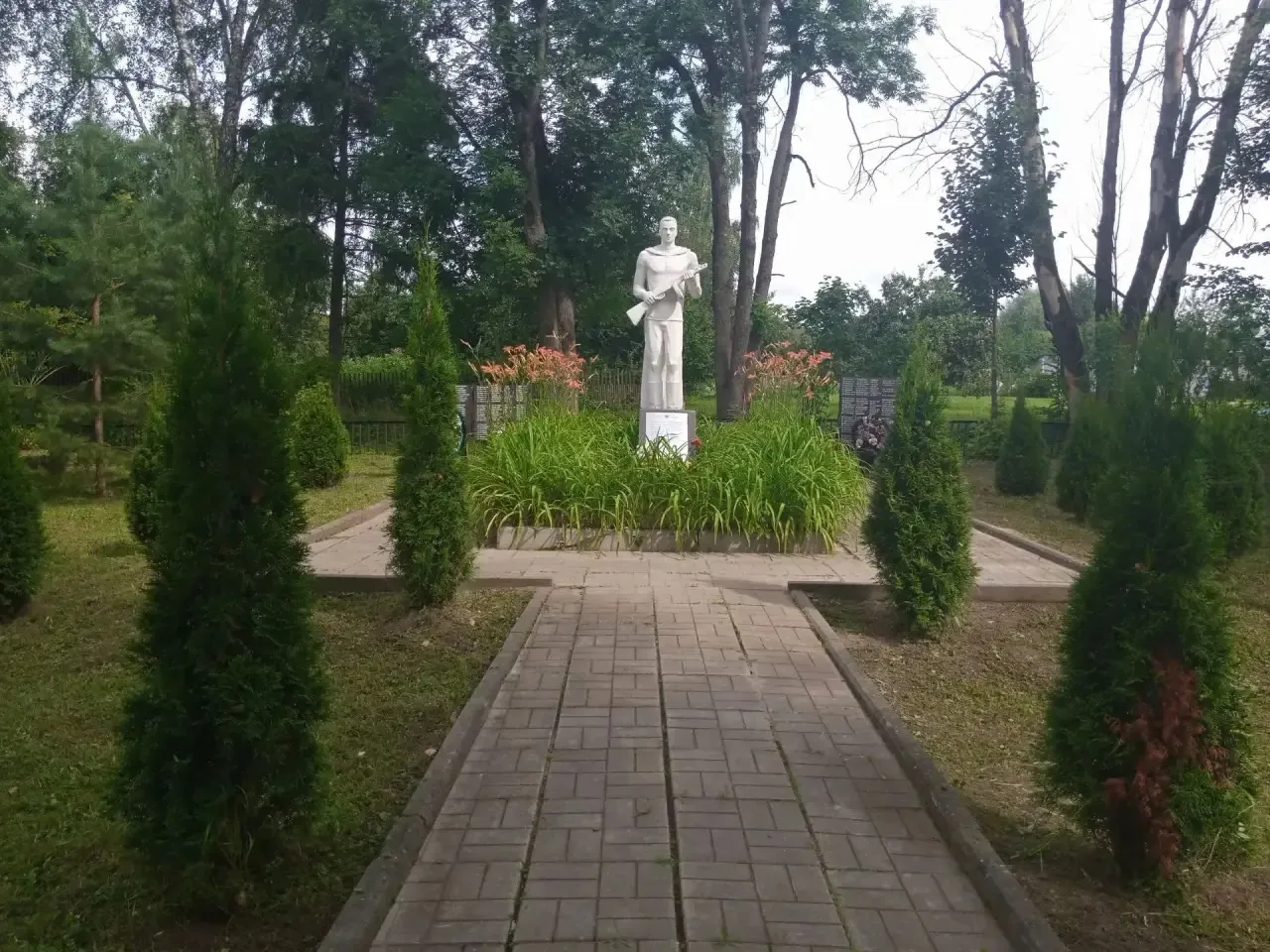 Работники школы приняли участие в окосе и уборке мемориала находящегося в с. Поповка. Также были соб