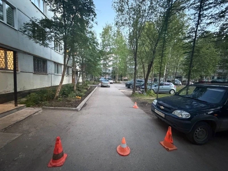 Девятилетняя девочка попала под машину во дворе дома в Ухте.