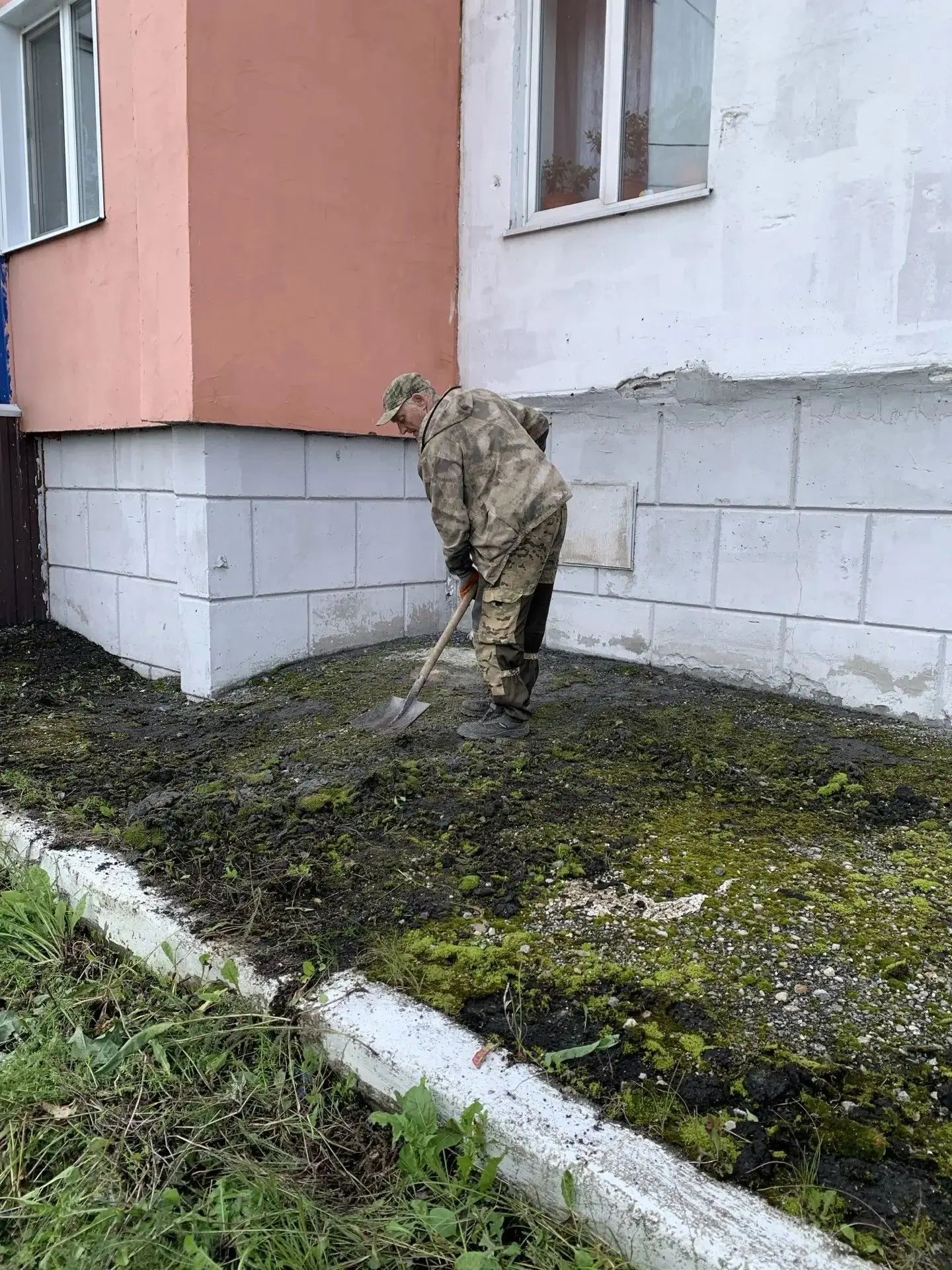 ул. Ангарская, 11, производятся работы по удалению мха с отмостки МКД. После уборки мха...