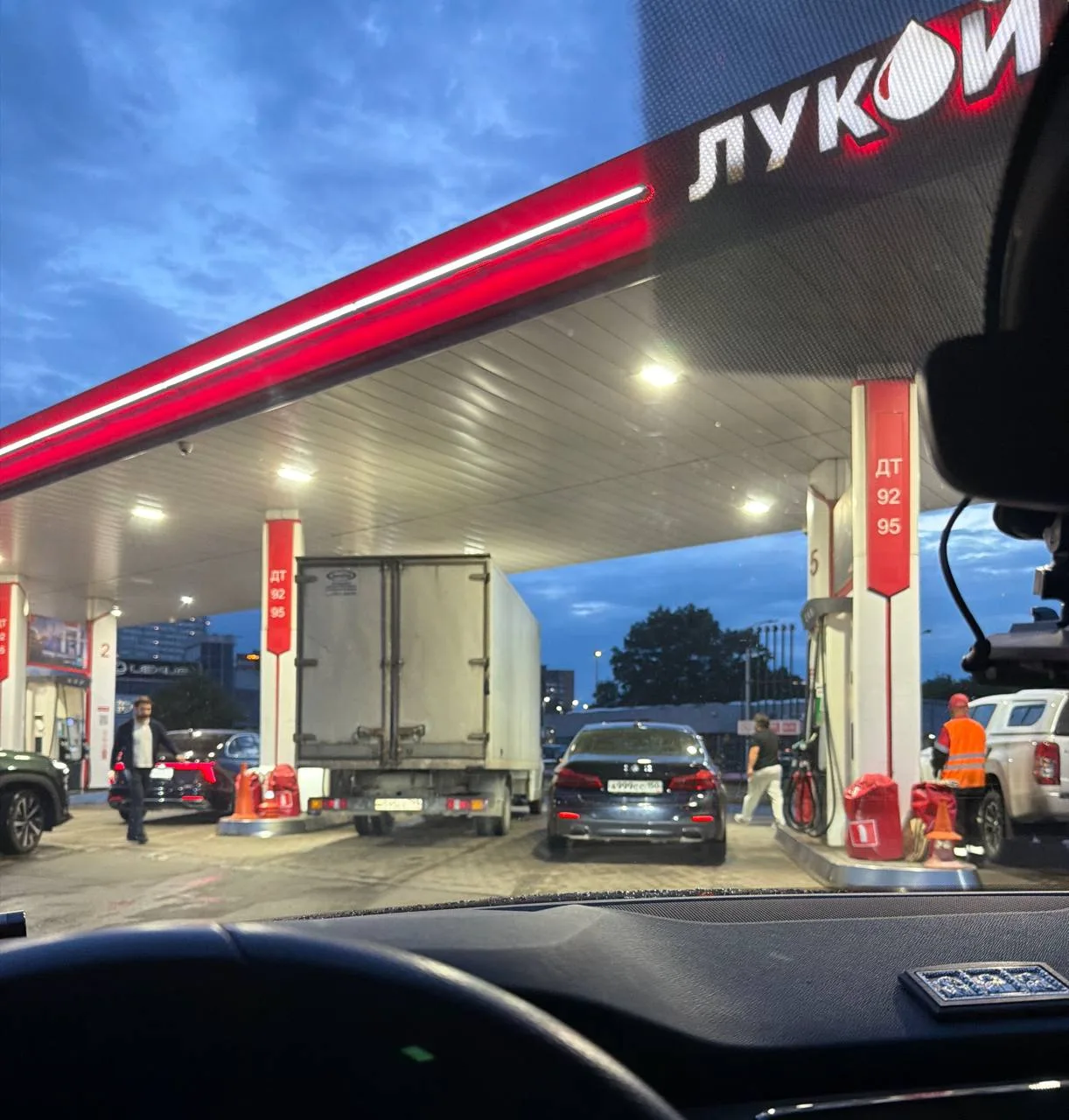 Новости несуществующего топливного кризиса! МКАД. У Бусиновской развязки. Заправка «Лангепас — Урай 