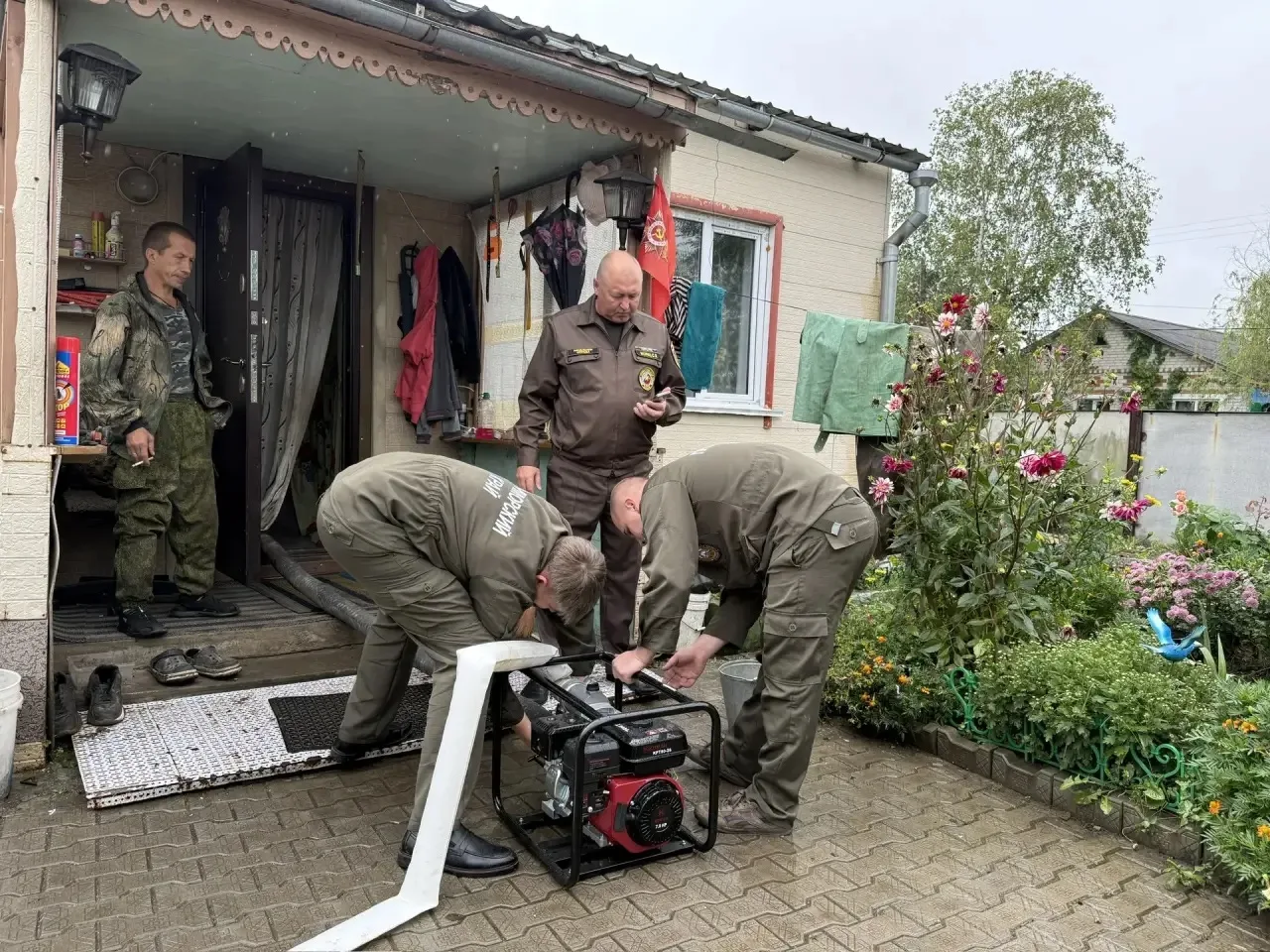 В селе Михайловка пожарные министерства по делам ГОЧС устраняют последствия подтоплений