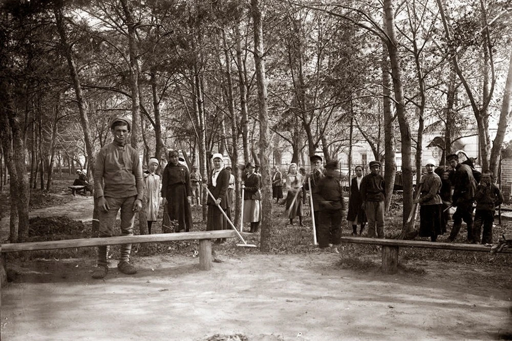 Субботник в сквере имени Лермонтова 1919 год