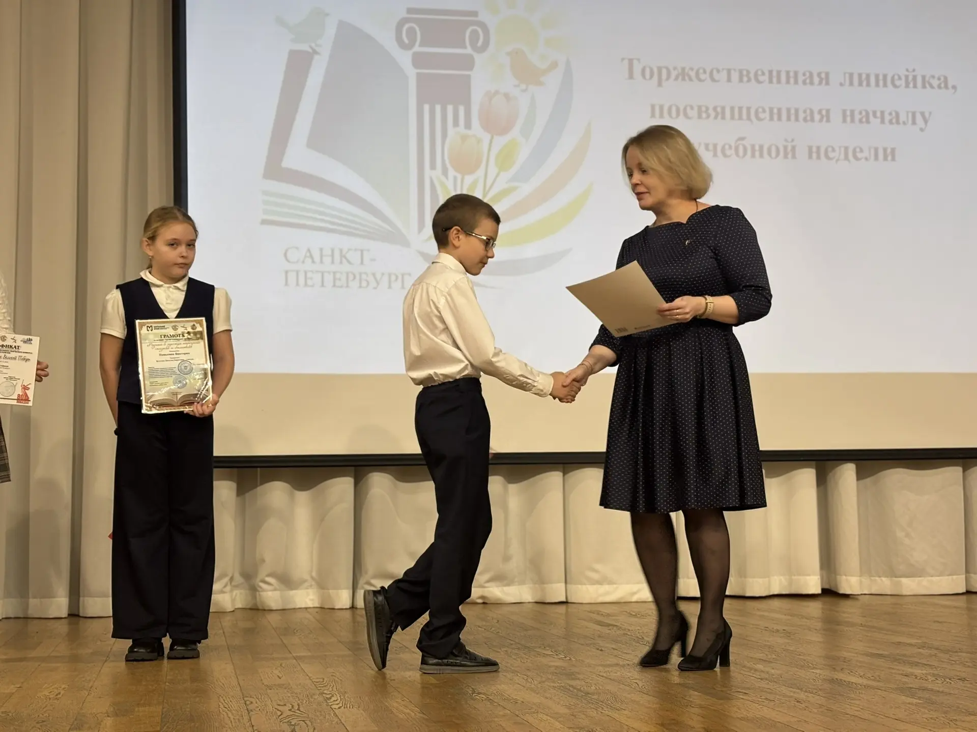 Каждый понедельник в нашей школе начинается с торжественной линейки.  Сегодня мы чествовали учеников