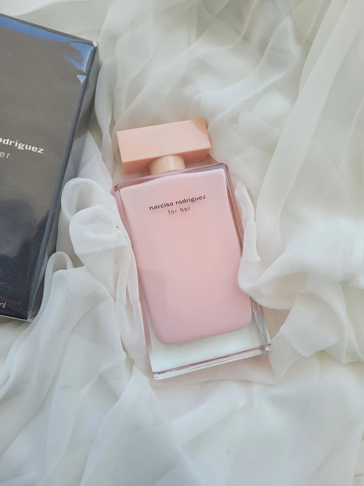 💗 Аромат, в который влюбляются с первого вдоха.
For Her от Narciso Rodriguez — культовая классика, 