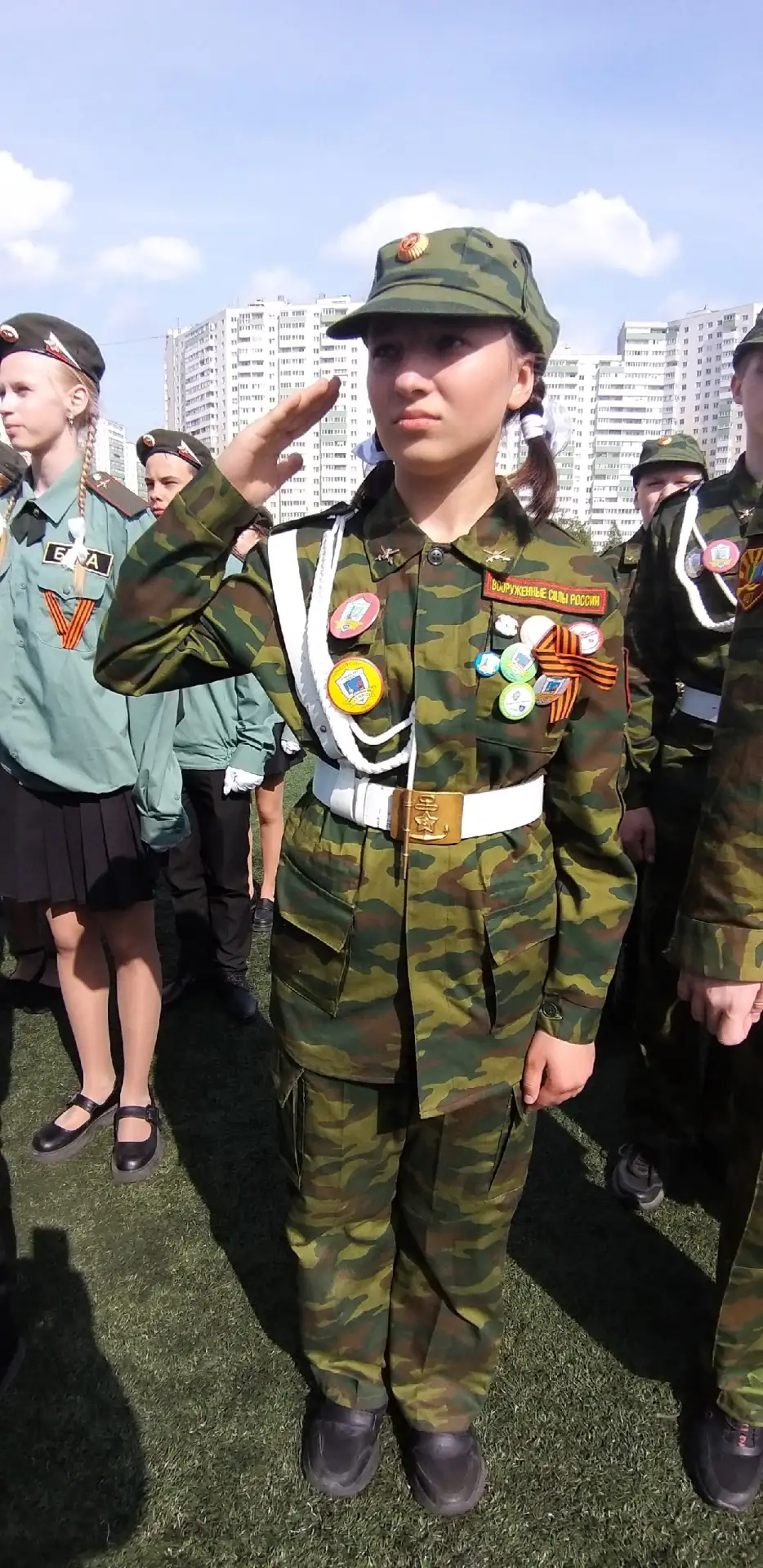 Сегодня, 13 мая 2026 года, ученики школы 407, приняли активное участие в параде, организованного адм