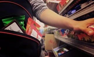 За товары платить, чужое не брать: полиция НАО напомнила, что кража — это не шалость