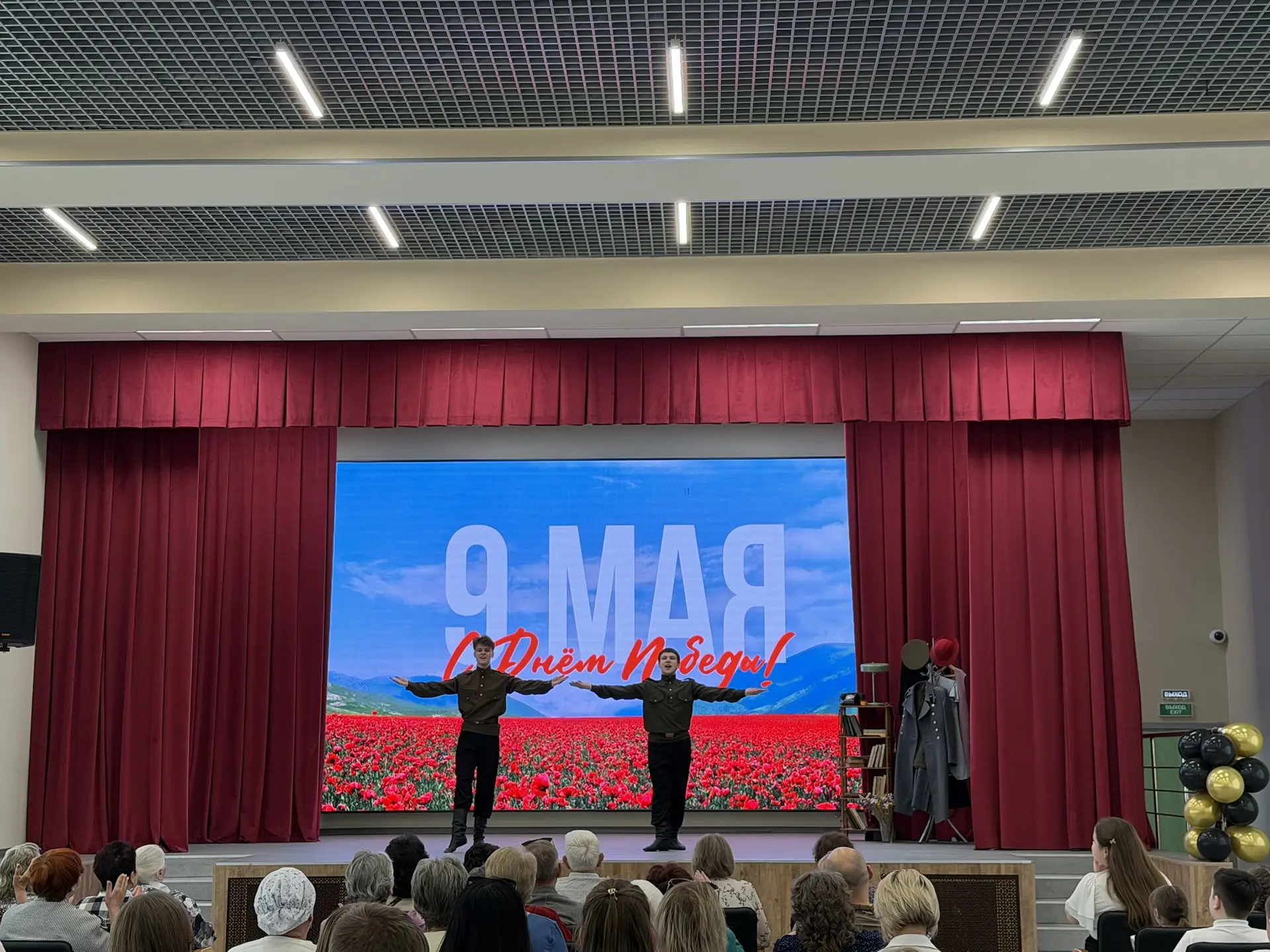🌸Сегодня в нашей школе прошёл праздничный концерт, посвящённый Дню Победы!  На одной сцене объединил