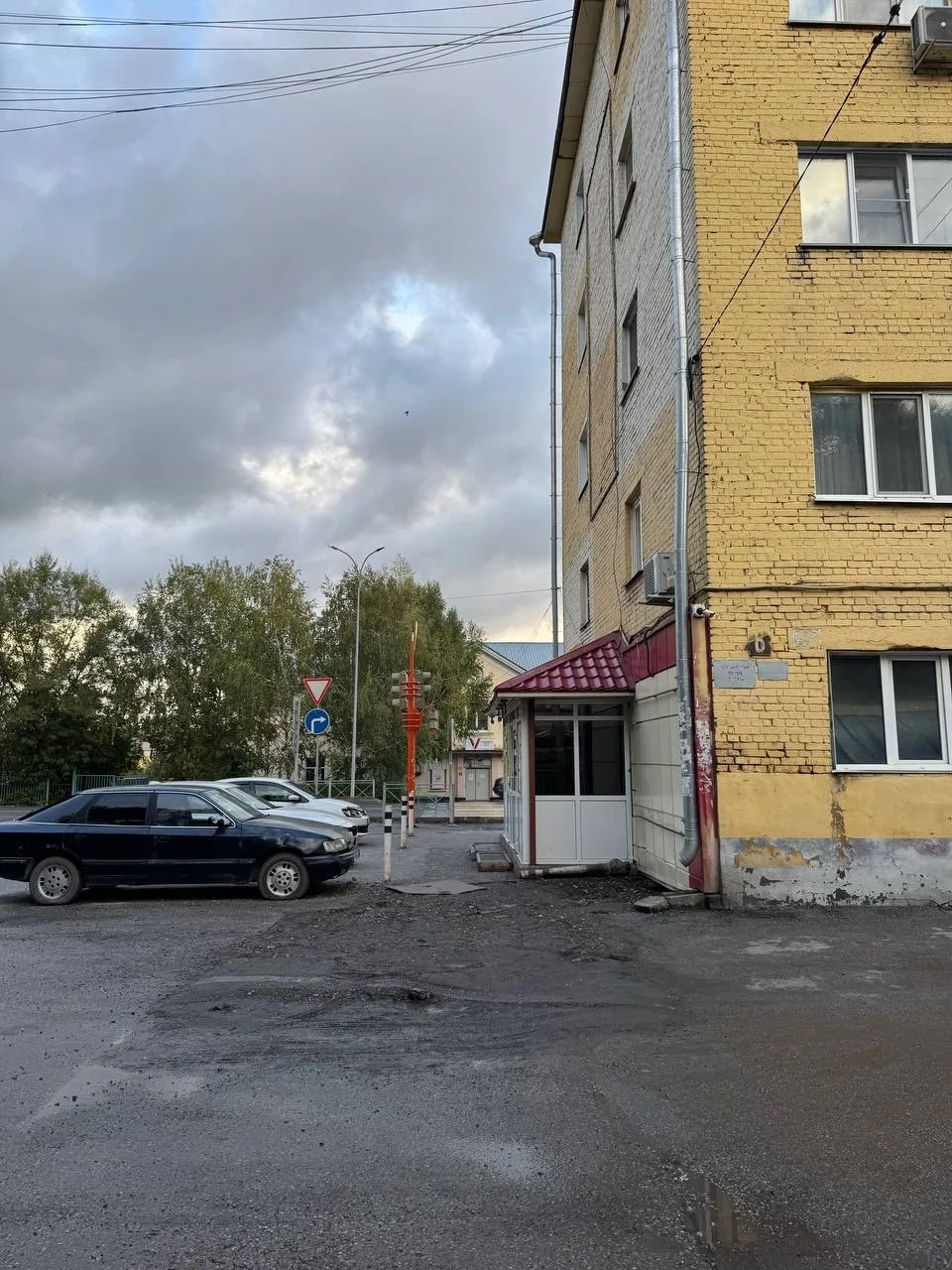 Между домами 6 и 8 по улице Ленина. СГК порылись, закопали тяп ляп пешеходную дорожку к...