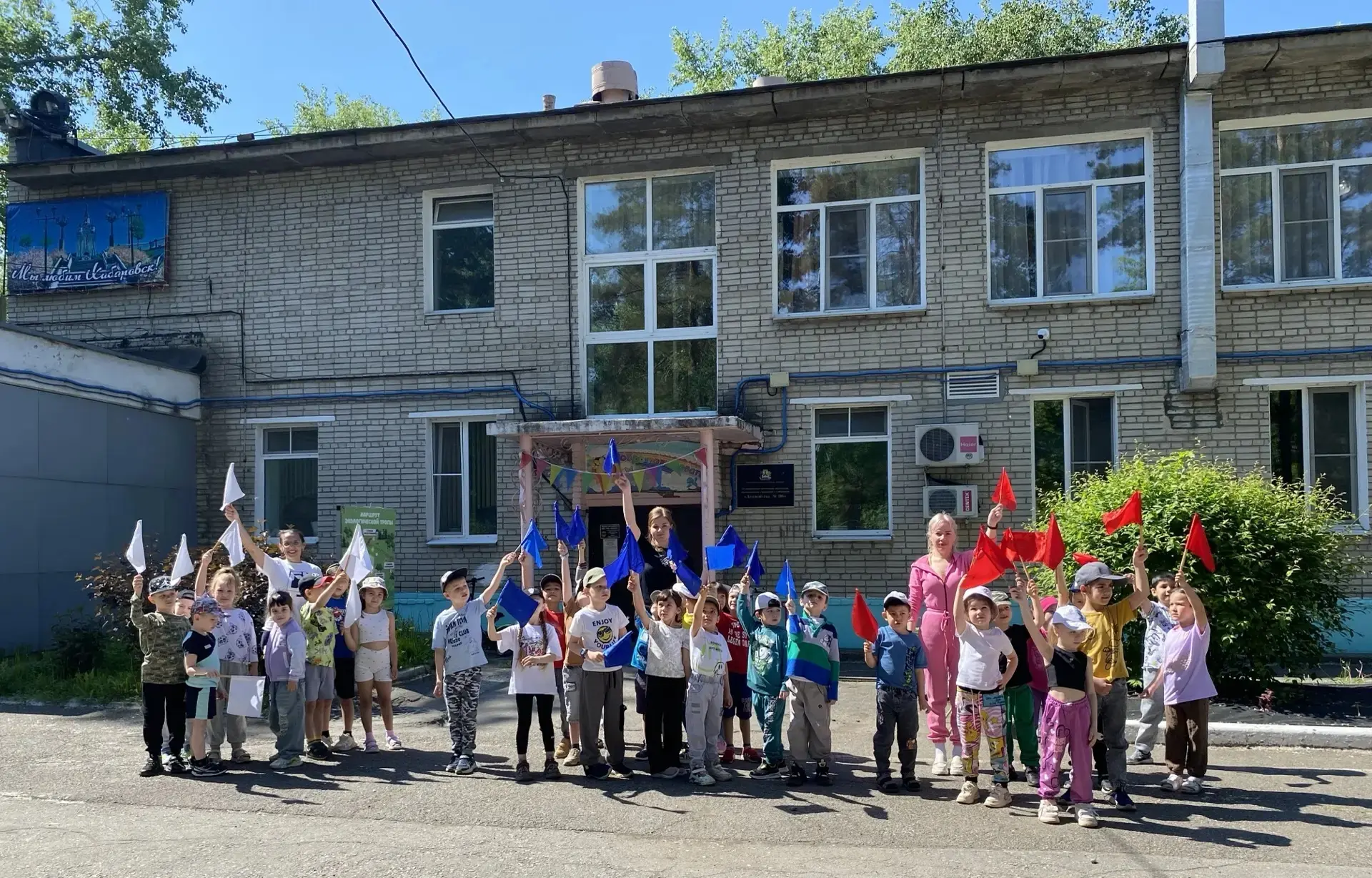 С наступающим праздником- с днем России! Пусть мир и счастье живут в каждой семье, а будущее страны 