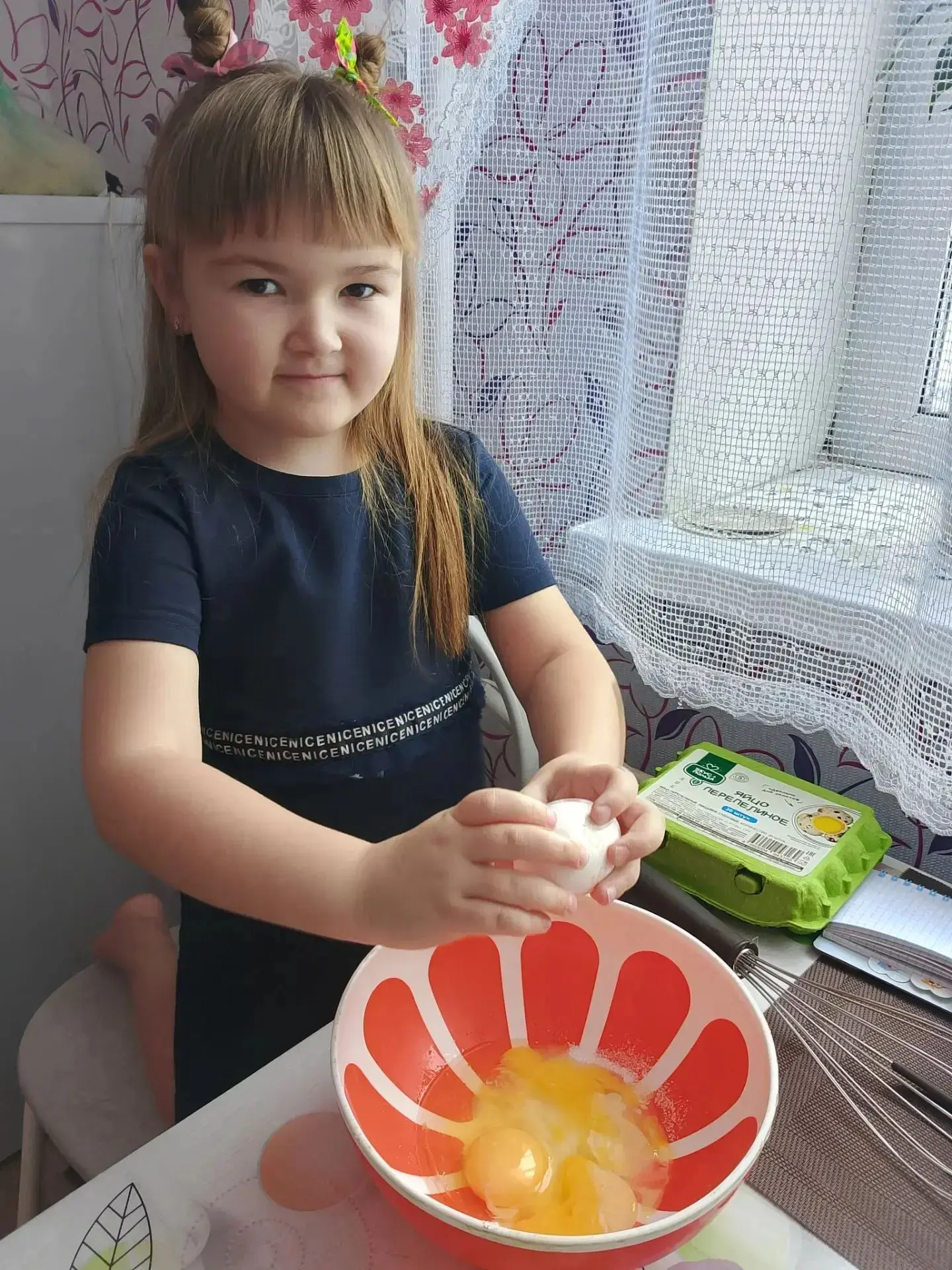 Мама очень устает.
Дома дел невпроворот.
Я одна у мамы дочь,
Постараюсь ей помочь❤️🌺