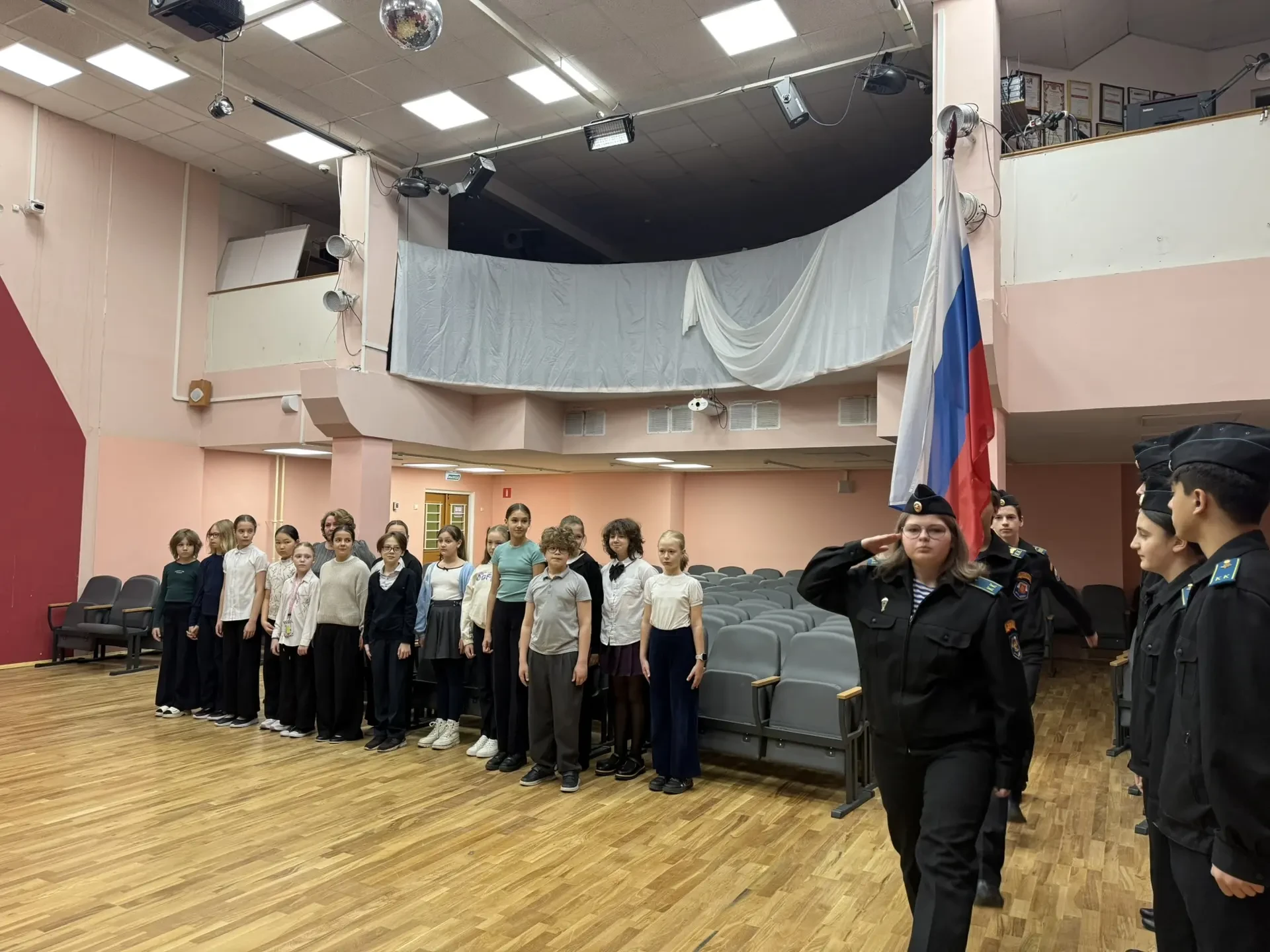 Доброе утро, страна! 🇷🇺  Понедельник, 13 апреля, начинаем правильно — с торжественной Церемонии подн
