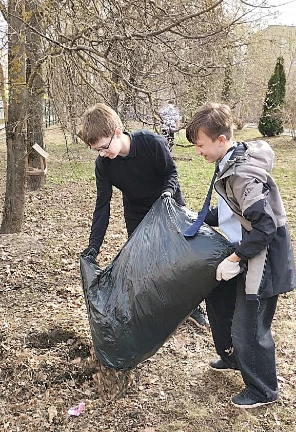 🌳🏣🧹В заботе о школе: субботники  Я верю в одно: если мы любим, мы заботимся. И эту заботу видно нево