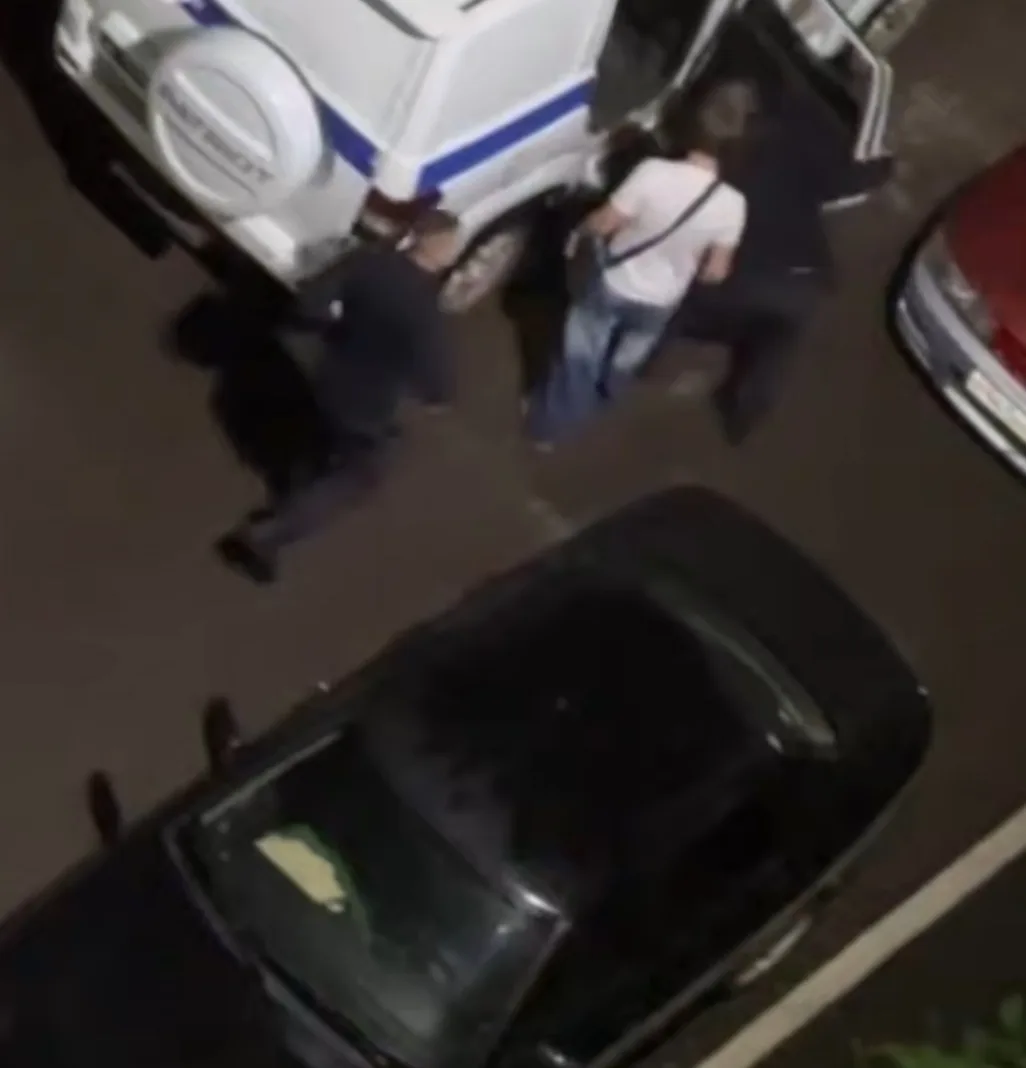 👮 Очевидцы заявили о грубом задержании подростка полицией в Красноярске

Наш подписчик сообщил, что