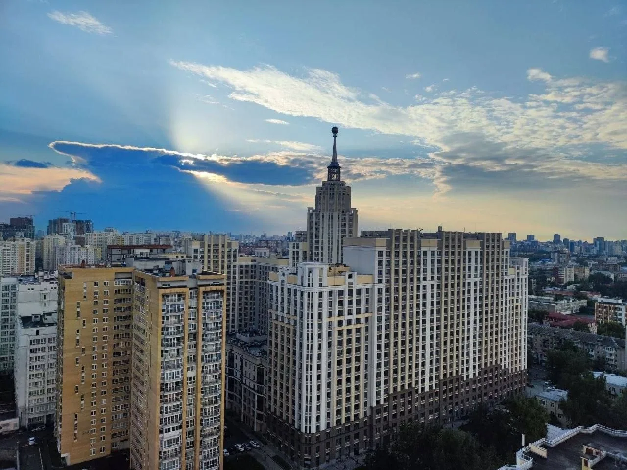 На ЖК «Федерация» в Екатеринбурге установили 30‑метровый шпиль.