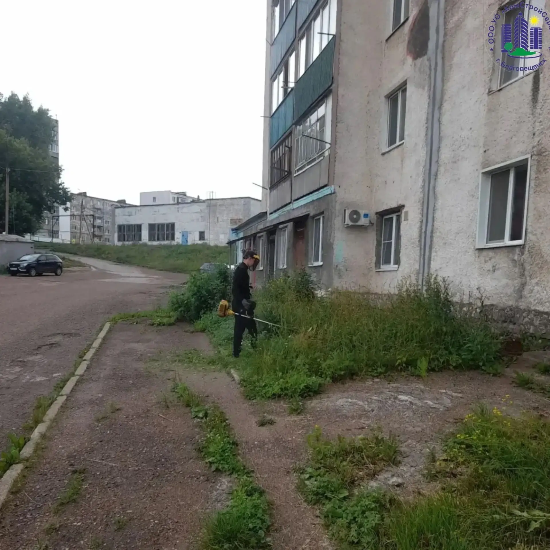 Сотрудники ООО УО «КомСтройСервис» г. Благовещенск ежедневно проводят работы по покосу травы во двор