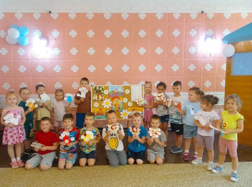 Ромашка – символ семьи, а улыбка ребёнка – символ искреннего счастья! 👨‍👩‍👧‍👦

В преддверии Дня 